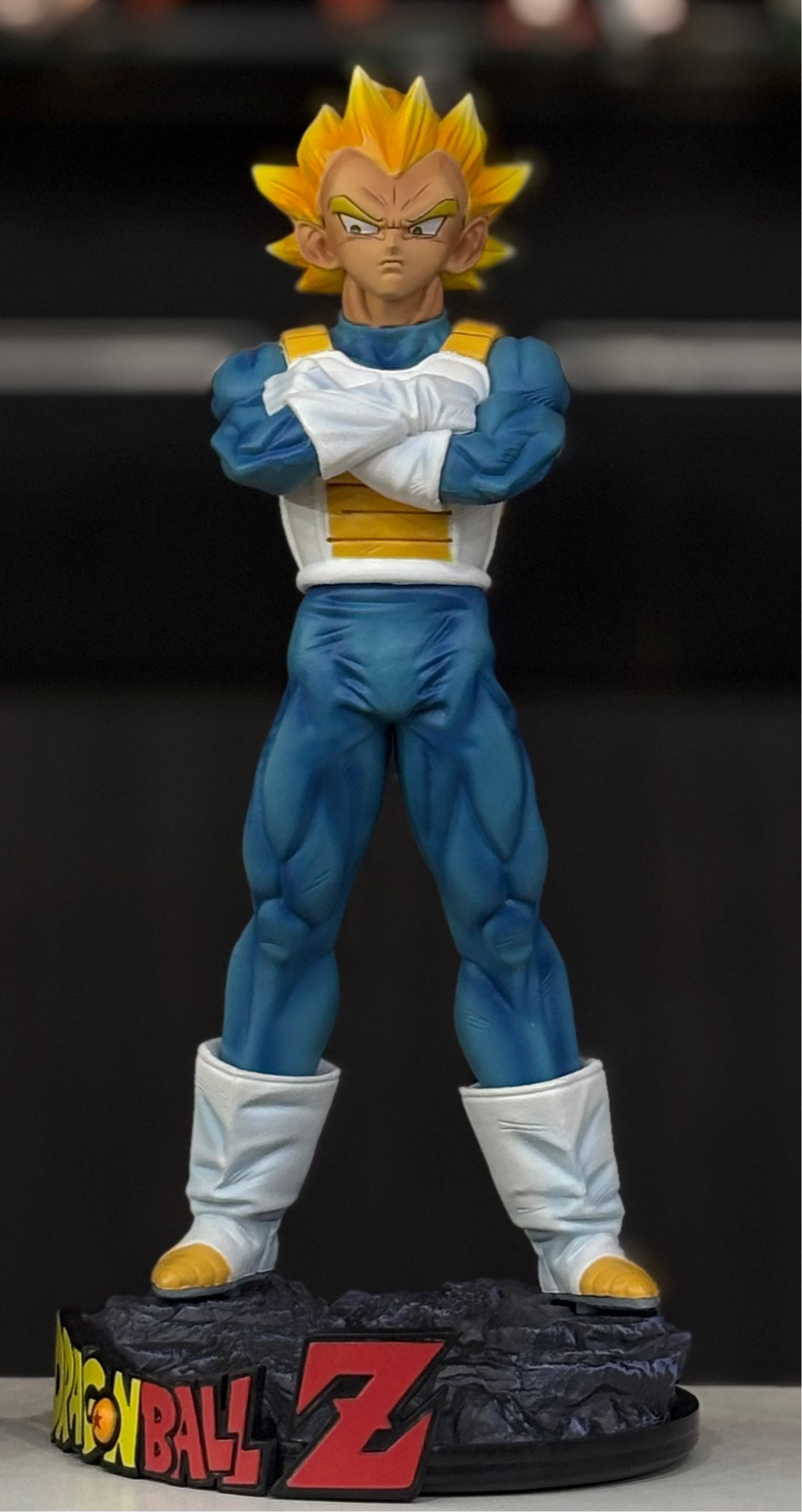 vegeta super saiyan 25 cm detailed with engraved base figure
